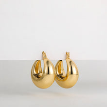 Load image into Gallery viewer, Crescent Moon Gold Earring