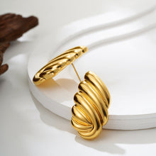 Load image into Gallery viewer, Wings Gold Earring