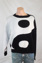 Load image into Gallery viewer, Yin Yang Pattern Knit Jumpers Black White